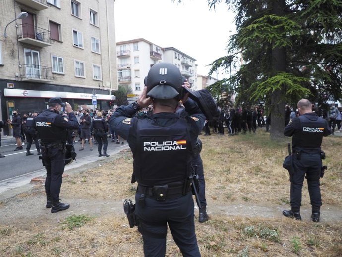 La Policía Nacional en el desalojo del gaztetxe de la Rochapea en Pamplona.
