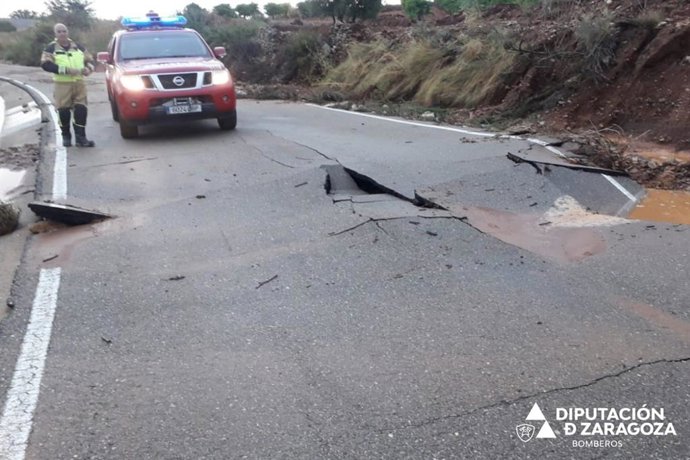 La carretera de Cosuenda hacia la A-220 está cortada por los efectos de la DANA.