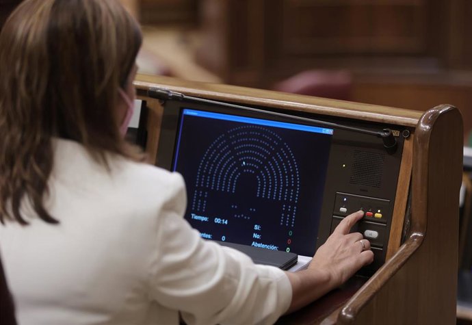 Archivo - La vicesecretaria general del PSOE y portavoz del Grupo Parlamentario Socialista en el Congreso, Adriana Lastra, durante una votación en el Congreso de los Diputados.
