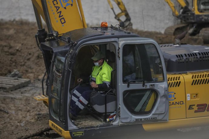 Archivo - Un trabajador de la construcción protegido con mascarilla en su jornada laboral