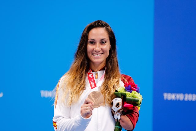 La nadadora española Sarai Gascón con su bronce en los 100 mariposa S9 de los Juegos Paralímpicos de Tokio