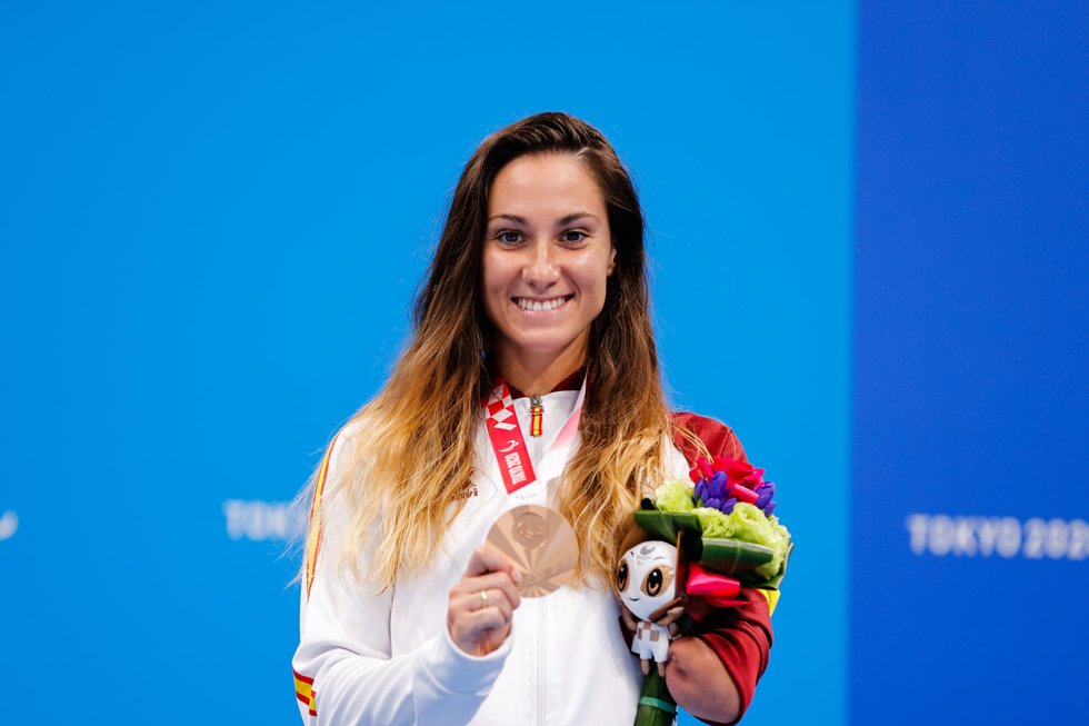 La nadadora española Sarai Gascón con su bronce en los 100 mariposa S9 de los Juegos Paralímpicos de Tokio