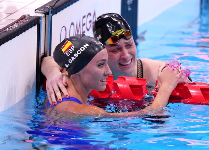 31 August 2021, Japan, Tokyo: New Zealand's gold medallist Sophie Pascoe and Spain's silver medallist Sarai Gascon celebrate after the Women's 100m Freestyle S9 Final Swimming event, at the Tokyo Aquatics Centre during the Tokyo 2020 Paralympic Games. P