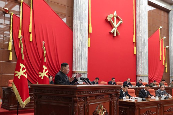 Archivo - HANDOUT - 29 June 2021, North Korea, Pyongyang: A picture provided by the North Korean state news agency (KCNA) on 30 June 2021, shows North Korean leader Kim Jong-un (L) speaking during the Workers' Party's politburo meeting on coronavirus. P