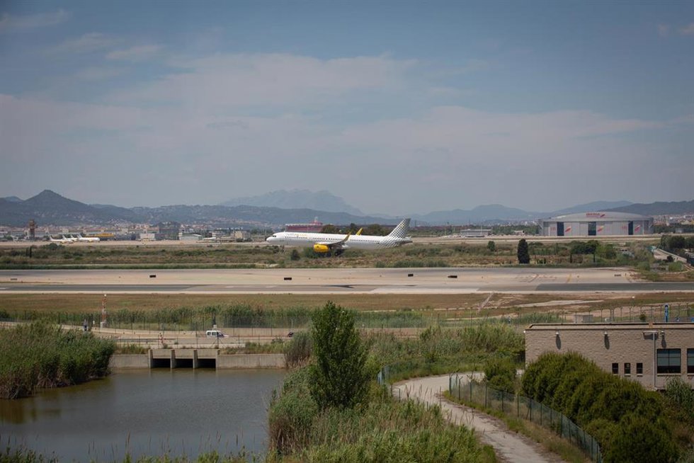 Archivo - Un avión en el aeropuerto de Josep Tarradellas Barcelona-El Prat, cerca del espacio protegido natural de La Ricarda, a 9 de junio de 2021, en El Prat de Llobregat, Barcelona, Cataluña (España). La Ricarda es un espacio protegido de 800 metros 