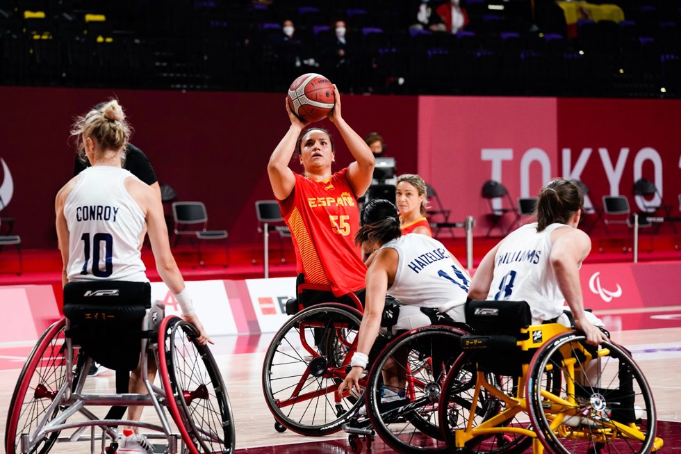 Imagen del partido entre la selección española femenina de baloncesto en silla de ruedas y Gran Bretaña de los Juegos Paralímpicos de Tokio