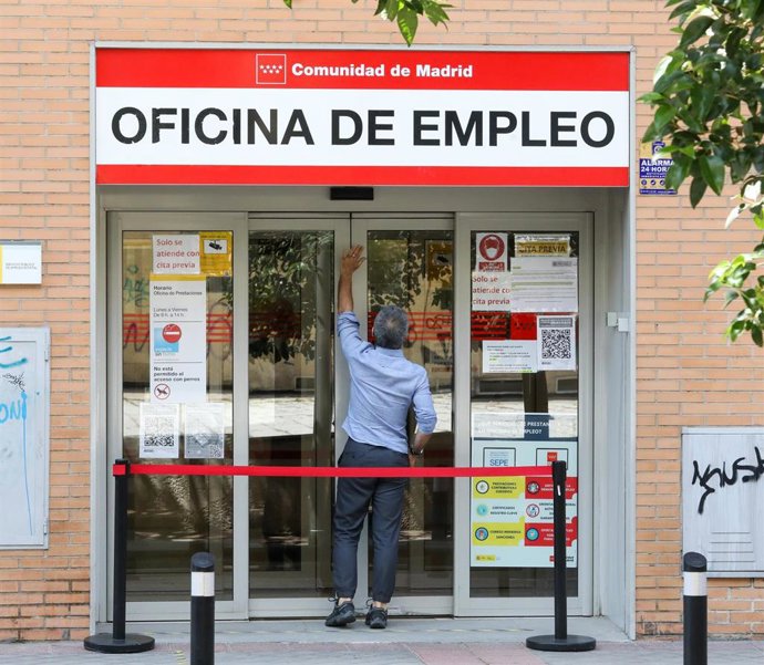 Archivo - Un hombre entra a una oficina del SEPE, a 2 de junio de 2021, en Madrid (España)