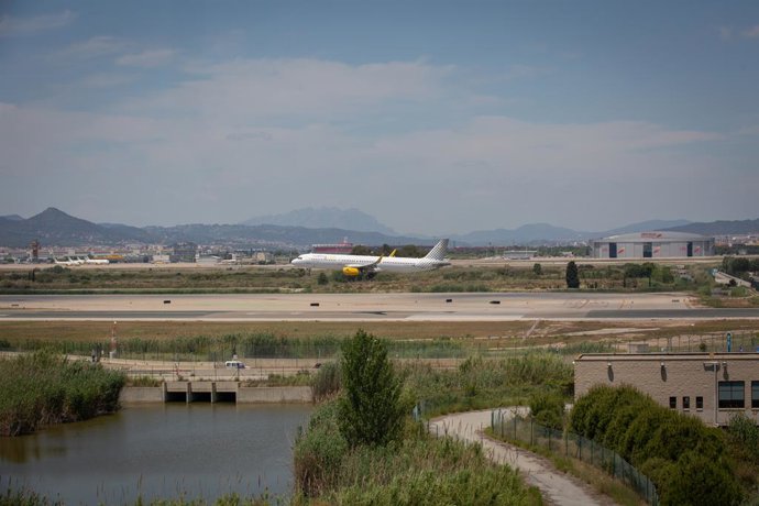 Archivo - Un avión en el aeropuerto de Josep Tarradellas Barcelona-El Prat, cerca del espacio protegido natural de La Ricarda, a 9 de junio de 2021, en El Prat de Llobregat, Barcelona, Cataluña (España). La Ricarda es un espacio protegido de 800 metros 