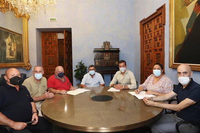 Archivo - La presidenta de Iprodeco, Dolores Amo (segunda por la dcha.), firma el convenio con la Sociedad Deportiva de Cazadores de Cabra.