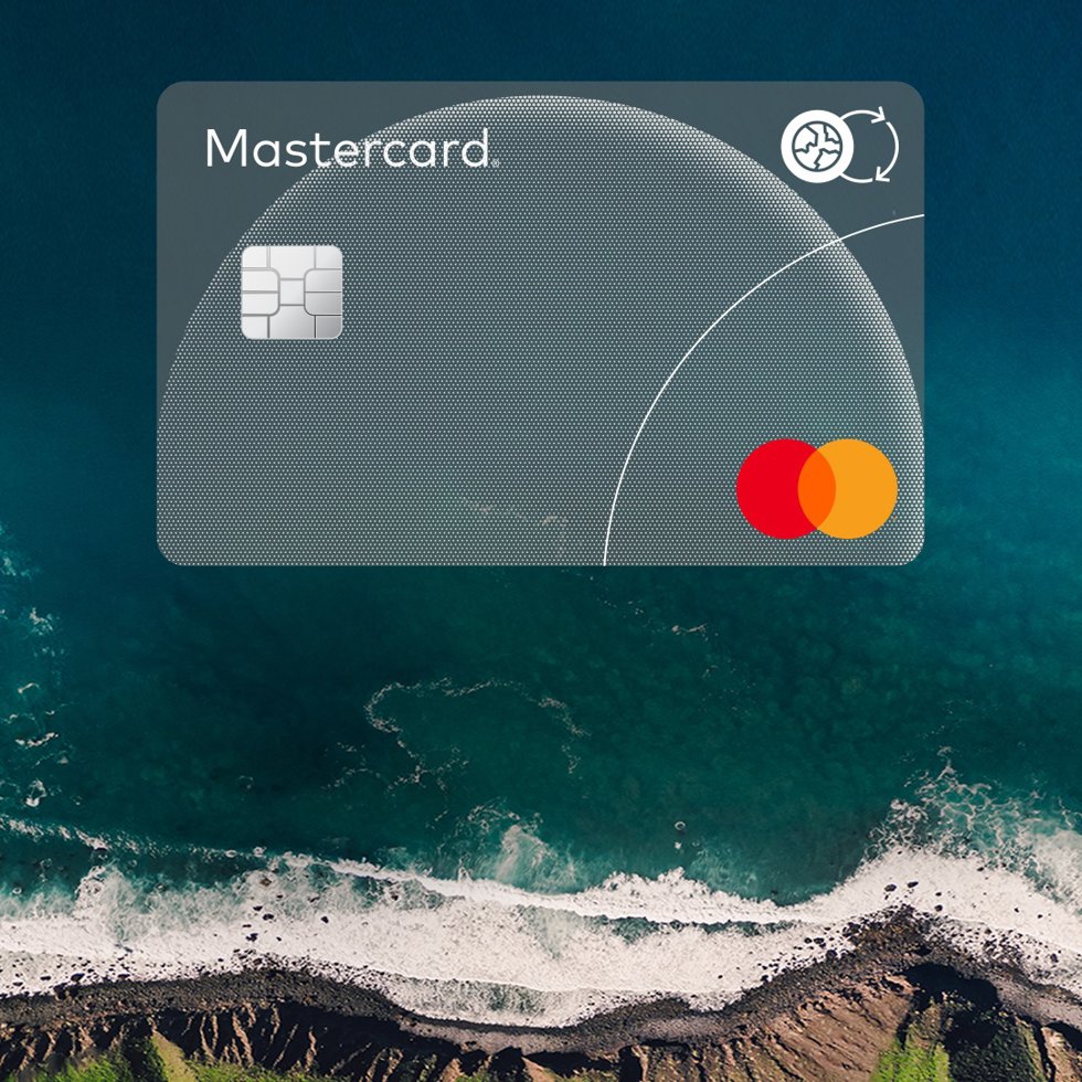 Archivo - Tarjeta sostenible certificada por Mastercard.