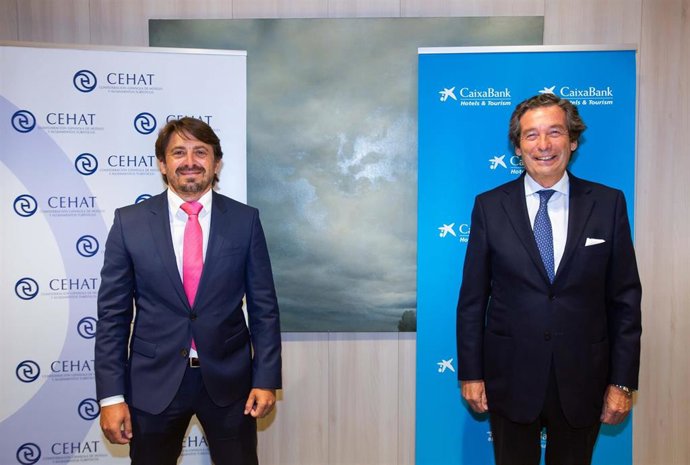 Archivo - Jorge Marichal, presidente de CEHAT, y Luis Cabanas, director de Banca de Empresas de CaixaBank