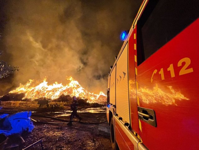 Bomberos trabajando en un incendio industrial en una fábrica de compostaje en Paracuellos del Jarama.