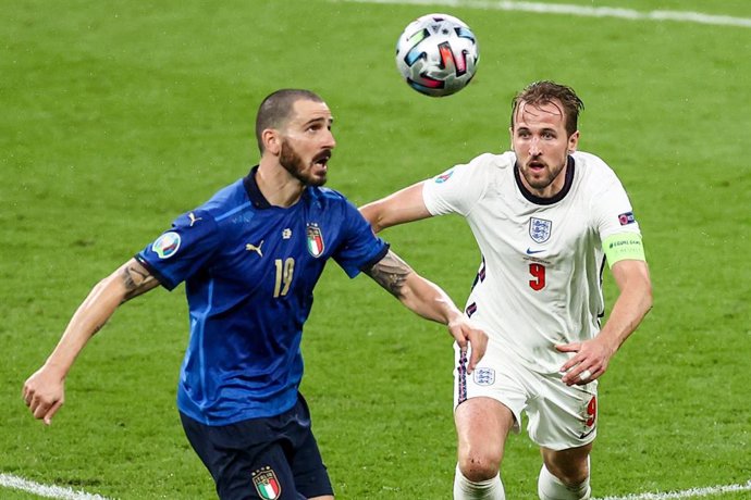 Archivo - 11 July 2021, United Kingdom, London: Italy's Leonardo Bonucci (L) and England's Harry Kane fight for the ball during the UEFA EURO 2020 final soccer match between Italy and England at Wembley Stadium. Photo: Christian Charisius/dpa