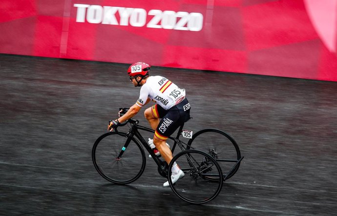 Joan Reinoso durante su prueba en línea del ciclismo en carretera en los Juegos Paralímpicos de Tokio