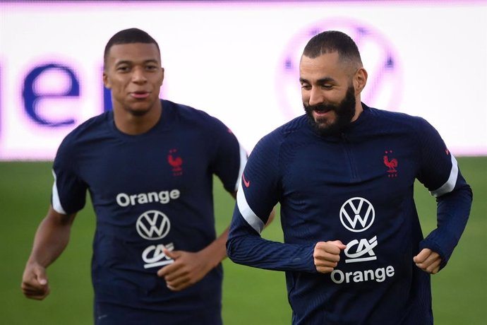 31 August 2021, France, Strassburg: Franc's Kylian Mbappe (L) talks to Karim Benzema during a training session of French national soccer team at Meineau stadium ahead of Wednesday's Qatar 2022 World Cup qualifying soccer match against Bosnia and Herzego