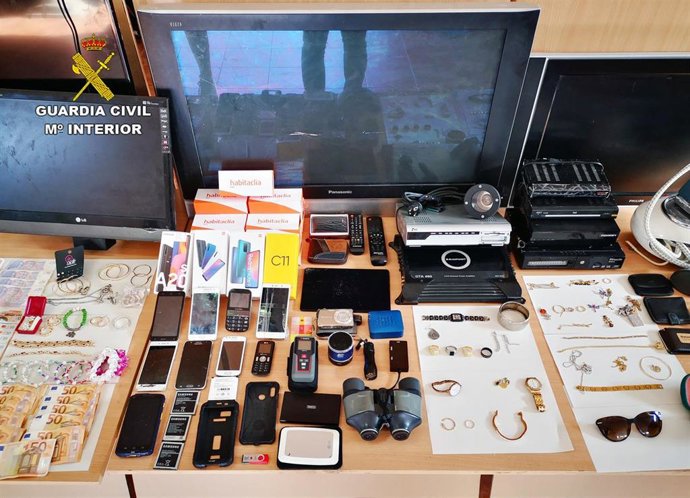 Objetos y dinero recuperados por la Guardia Civil