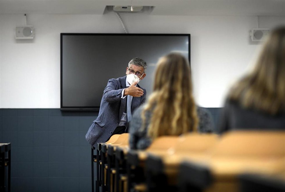 Archivo - Un profesor universitario de la Universidad privada CEU San Pablo durante el primer día del curso 2020-2021, en Madrid