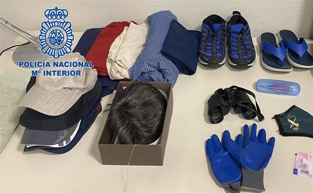 Complementos y pelucas usados por el grupo desarticulado