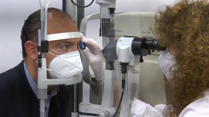 La doctora Aránguez en su consulta de Oftalmología de Quirónsalud Marbella