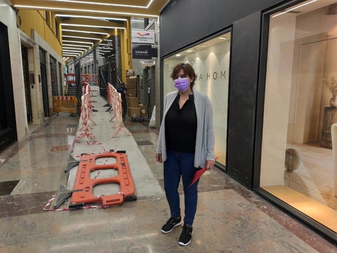 La concejala del PSOE en el Ayuntamiento de Oviedo Ana Rivas, en el pasadizo Plácido Álvarez Buylla.