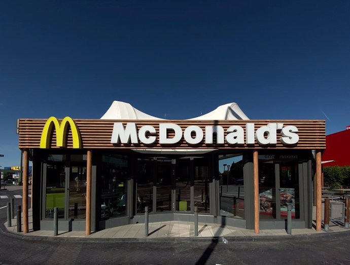 Archivo - Foto del  restaurante de comida rápida McDonalds en el que puede verse la fachada principal del edificio con el logotipo de la cadena. En Madrid a jueves 24 de octubre de 2019