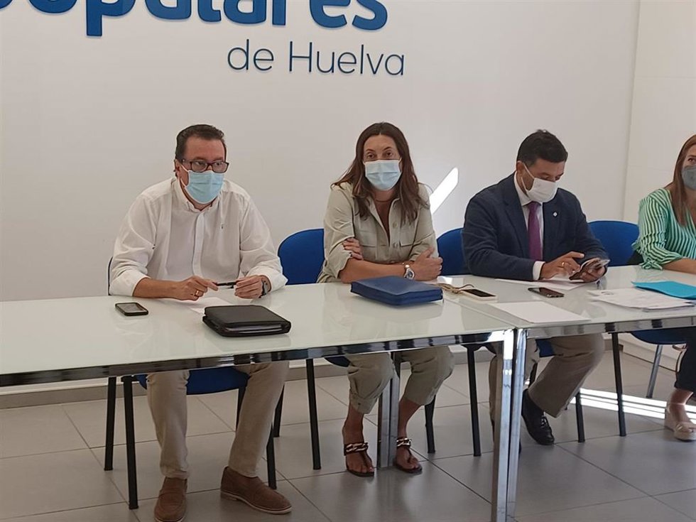 La secretaria general del PP-A, Loles López, junto al presidente provincial, Manuel Andrés González.