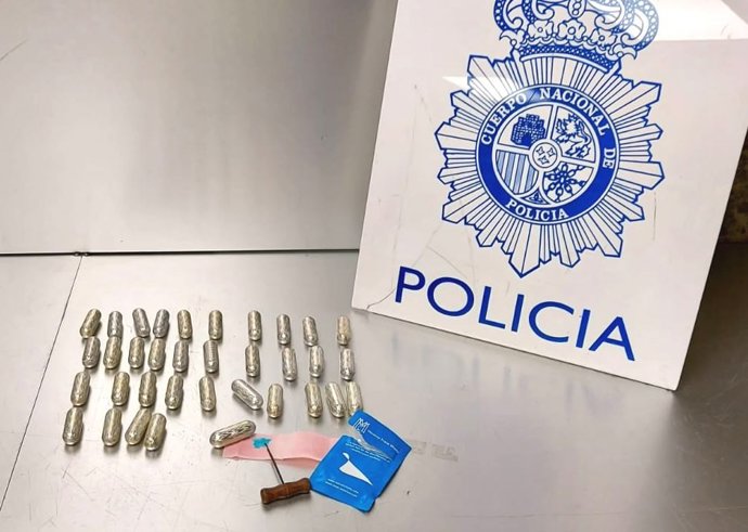 La Policía Nacional detiene a un varón que transportaba 38 envoltorios de cocaína en el interior de su cuerpo