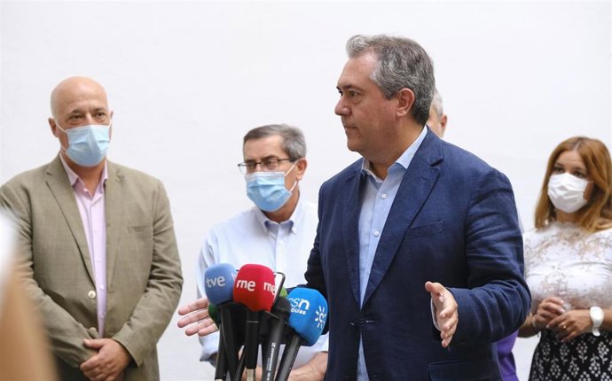 Archivo - El secretario general del PSOE-A, Juan Espadas, atiende a los medios en la sede regional del PSOE-A junto a secretarios provinciales del partido.