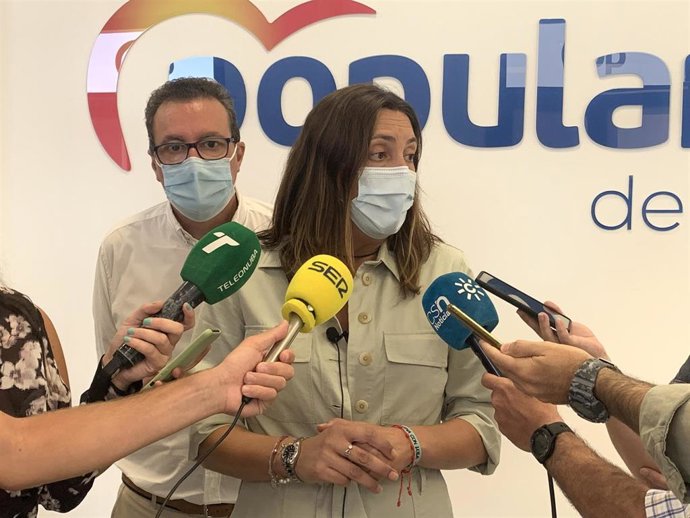 La secretaria general del PP-A, Loles López, en declaraciones a los medios en Huelva.