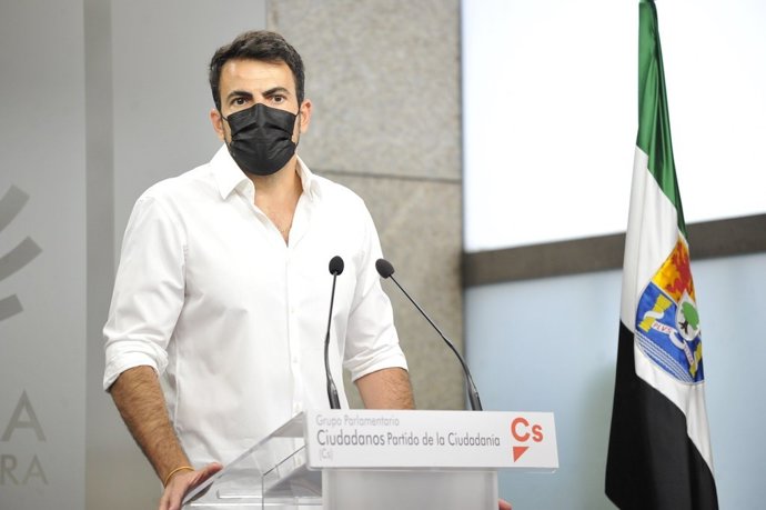 El portavoz de Ciudadanos en la Asamblea de Extremadura, David Salazar, en rueda de prensa para valorar los datos de paro en agosto en la región
