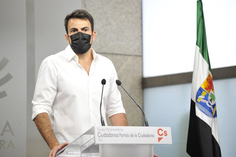 El portavoz de Ciudadanos en la Asamblea de Extremadura, David Salazar, en rueda de prensa para valorar los datos de paro en agosto en la región