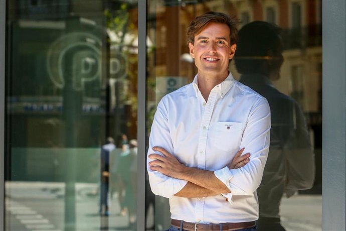 El vicesecretario de Comunicación del PP, Pablo Montesinos, tras una entrevista para Europa Press en la sede del Partido Popular en Génova, a 5 de agosto de 2021, en Madrid, (España).