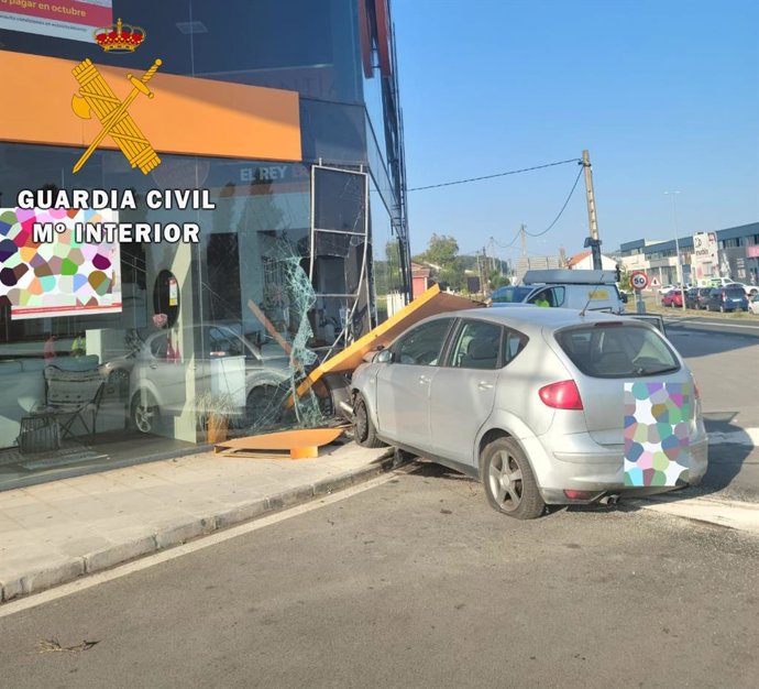 Coche empotrado en la tienda de muebles de Camargo conducido por el menor
