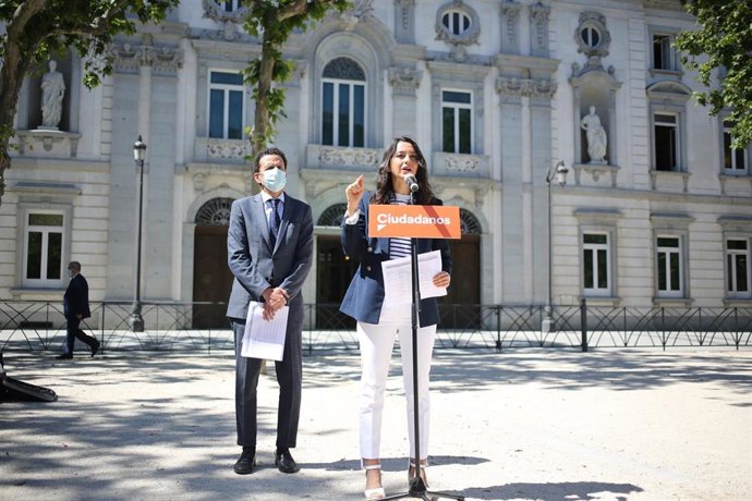Archivo - La presidenta de Ciudadanos, Inés Arrimadas, y el vicesecretario general y portavoz de la Ejecutiva del partido, Edmundo Bal.