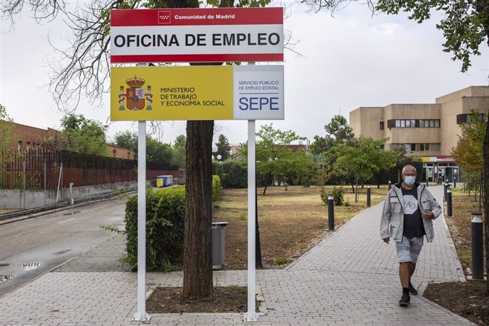 Un hombre en las inmediaciones de una oficina del SEPE y oficina de empleo de la Comunidad de Madrid