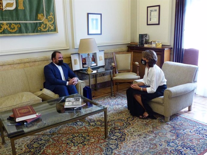La fiscal general del Estado, Dolores Delgado, se reúne con su ex homólogo afgano Zabihulá Karim tras ser evacuado del país por las autoridades españolas