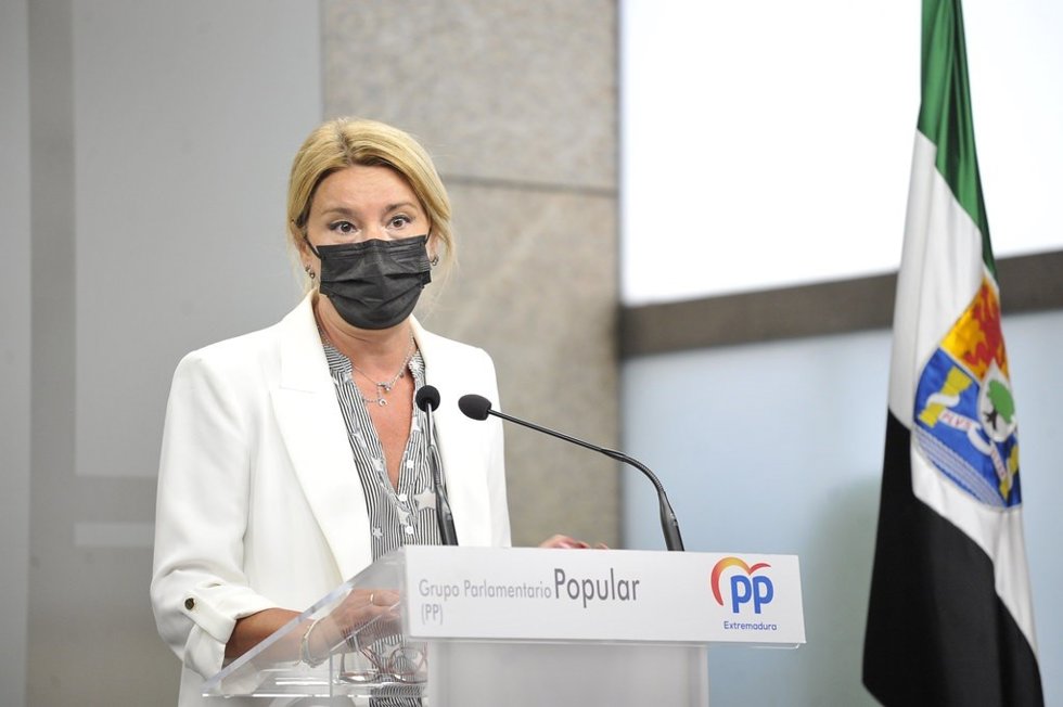 La portavoz del PP de la Asamblea de Extremadura, Cristina Teniente, en rueda de prensa para valorar el paro en agosto en la comunidad