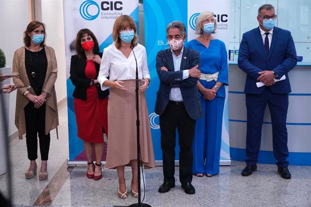 La ministra de Educación y Formación Profesional, Pilar Alegría, junto al presidente de Cantabria, Miguel Ángel Revilla, y las consejeras de Educación y FP, Marina Lombó, y de Empleo, Ana Belén Álvarez, en la empresa CIC