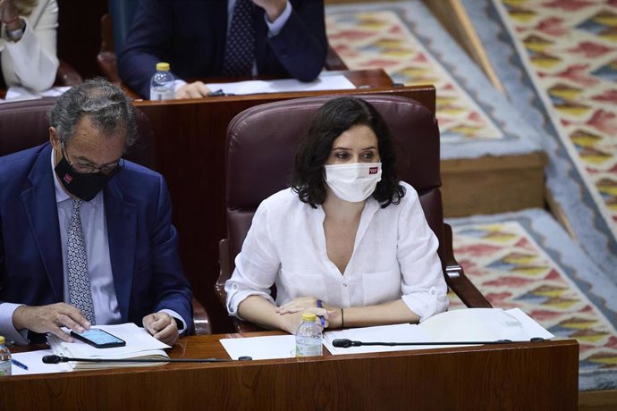 Archivo - El consejero de Educación y Juventud y portavoz regional, Enrique Ossorio; y la presidenta en funciones de la Comunidad de Madrid, Isabel Díaz Ayuso, en la segunda sesión del pleno de investidura de la presidenta. Archivo.