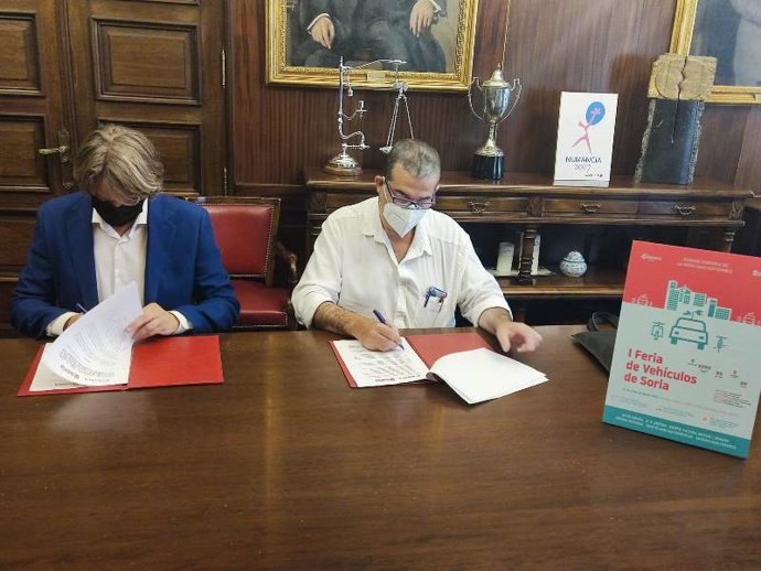 Carlos Martínez (Izda) Y Alberto Santamaría Firman El Convenio De Colaboración Para La I Feria De Vehículos.