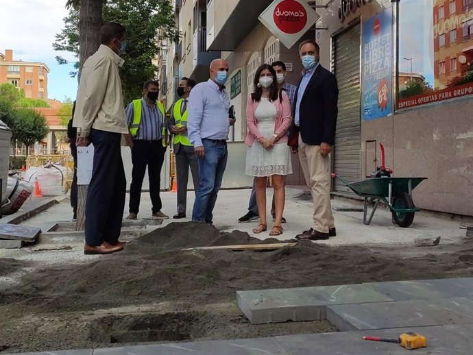 El alcalde de Salamanca, primero por la derecha, en la visita a las obras de la Avenida de París.