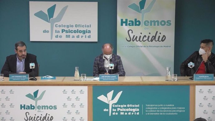 Luis Fernando López, Coordinador Técnico del programa 'Hablemos de... Suicidio', José Antonio Luengo, Decano del Colegio Oficial de la Psicología de Madrid, y Román Reyes, en representación de la Plataforma Stop Suicidios.