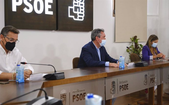 Archivo - El secretario general del PSOE-A, Juan Espadas, en una reunión con secretarios provinciales del PSOE en la sede regional del partido.