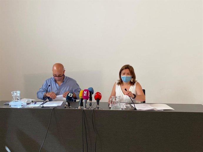 La consellera de Presidencia, Función Pública e Igualdad, Mercedes Garrido, y el presidente de la Federación de Entidades Locales de las Islas Baleares (Felib), Antoni Salas, en una rueda de prensa en agosto.