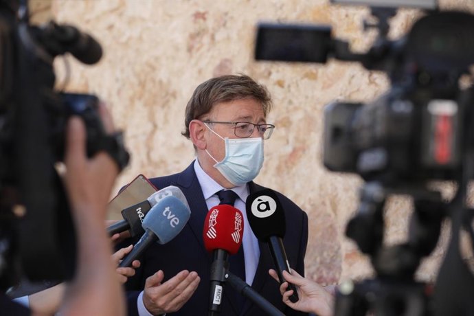 Archivo - Archivo.- El president de la Generalitat Valenciana, Ximo Puig, atiende a los medios en la Conferencia de Presidentes celebrada en Salamanca
