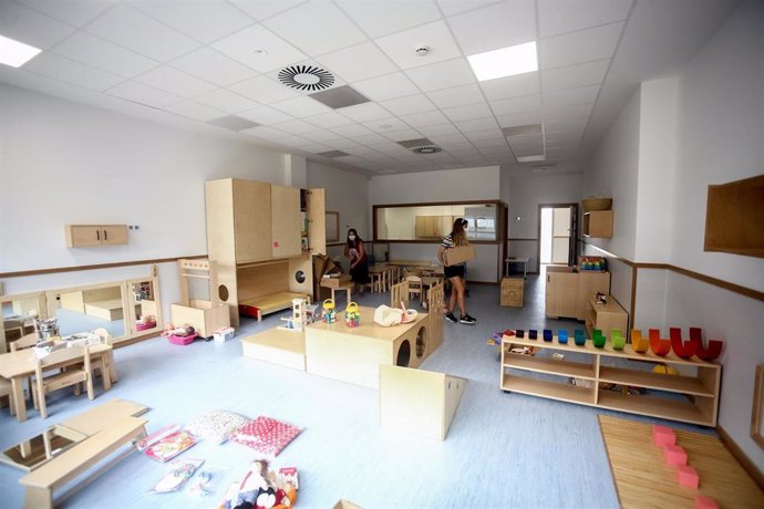 Las profesoras  preparan una de las aulas de la Escuela Infantil Parque de los Ingenieros, a 1 de septiembre de 2021, en Madrid.