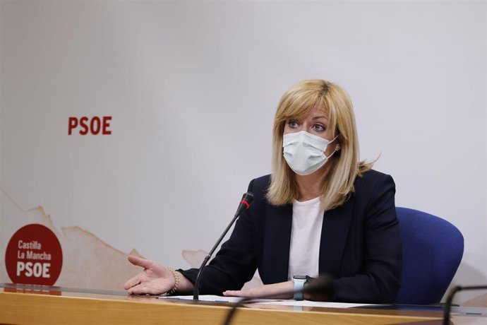 Archivo - Foto de archivo de la diputada del PSOE Ana Isabel Abengózar en rueda de prensa.