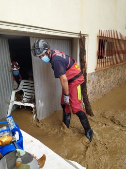 Un efectivo del CEIS durante los trabajos de achique de agua en una vivienda de Águilas