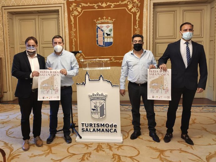 Organizadores en la presentación de la Feria de Día de Salamanca en el Ayuntamiento.