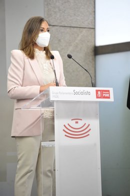 La portavoz del Grupo Socialista en la Asamblea, Lara Garlito, en rueda de prensa para valorar los datos de paro en agosto en Extremadura